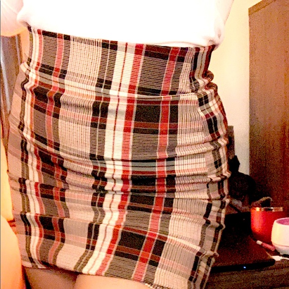 Le Chateau red and black fitted skirt! - Picture 1 of 3